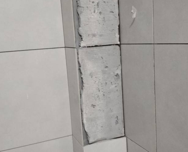 丹棱瓷砖空鼓维修公司分享下瓷砖施工前基层浇水润湿程度不足，可能导致以下问题